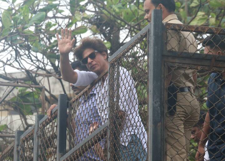 As the nation celebrates 'festival of sacrifice' Eid l-Adha today (22nd August), Bollywood superstar Shah Rukh Khan wished his fans 'Eid Mubarak' outside his bungalow 'Mannat'. (Photo: Manav Manglani)