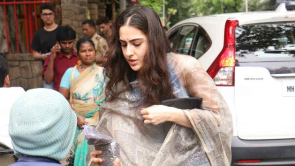 Watch: After bua Soha now Sara Ali Khan GETS ANGRY on paparazzi for clicking her at Mandir! Watch: After bua Soha now Sara Ali Khan GETS ANGRY on paparazzi for clicking her at Mandir!