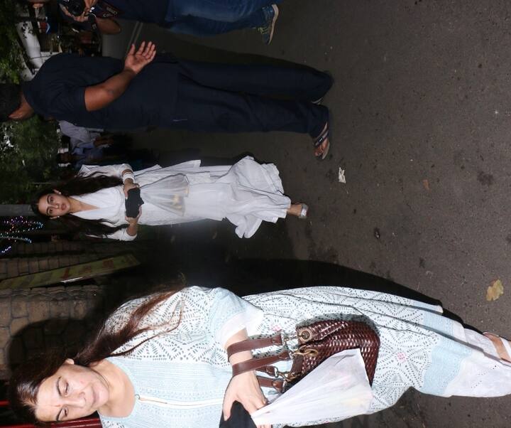 Exactly a week ago, Sara made news for her lashing at the cameras outside Shree Mukteshwar temple in Juhu Mumbai when she asked paps to stop clicking while she was making donations outside the mandir. Sara was then accompanied by her brother Ibrahim Ali Khan and today when she revisits the temple, her Mom Amrita Singh was with her.