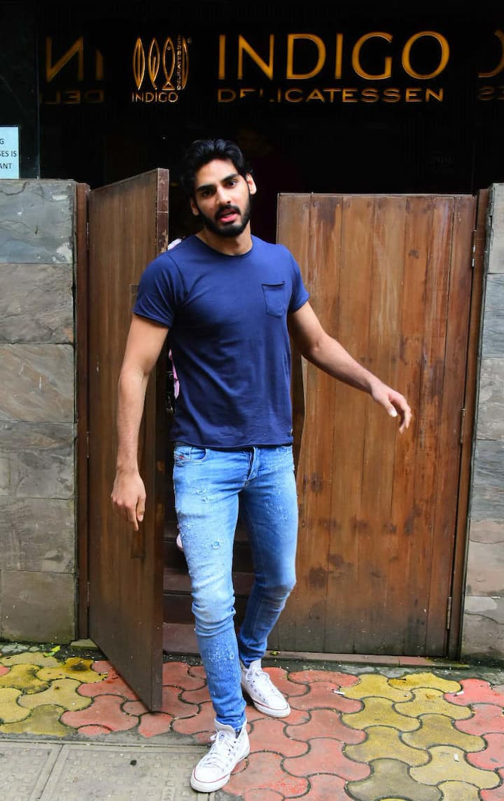 Suniel Shetty's dashing son who is all set for his Bollywood debut took his rumoured girlfriend Tania Shroff out on a casual date on Sunday noon