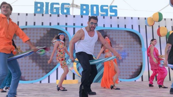 Bigg Boss 12 Goa Launch: Salman Khan makes a GRAND ENTRY at the press conference! Bigg Boss 12 Goa Launch: Salman Khan makes a GRAND ENTRY at the press conference!