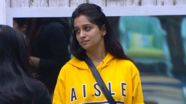 Bigg Boss 12: Dipika Kakar wears hubby Shoaib Ibrahim's sweatshirt & gives couple goals! (PIC INSIDE) Bigg Boss 12: Dipika Kakar wears hubby Shoaib Ibrahim's sweatshirt & gives couple goals! (PIC INSIDE)