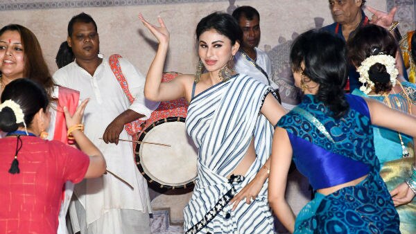 Durga Puja 2018: Actress Mouni Roy beautifully dances in a puja pandal on Mahanavmi; INSIDE PICS & VDIEOS  Durga Puja 2018: Actress Mouni Roy beautifully dances in a puja pandal on Mahanavmi; INSIDE PICS & VDIEOS