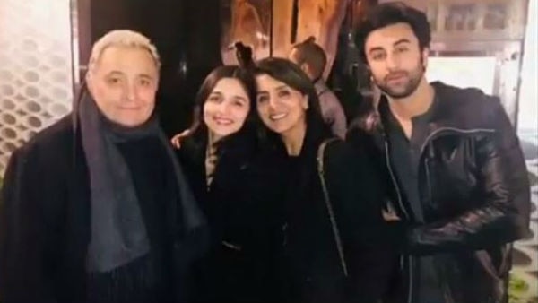 These PICS of Alia Bhatt posing with boyfriend Ranbir Kapoor & his parents Rishi & Neetu Kapoor in New York are going VIRAL! These PICS of Alia Bhatt posing with boyfriend Ranbir Kapoor & his parents Rishi & Neetu Kapoor in New York are going VIRAL!