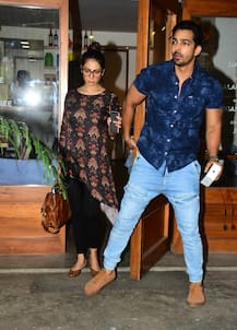 PHOTOS: New lovebirds of Bollywood Kim Sharma and Harshvardhan Rane snapped post lunch date!
