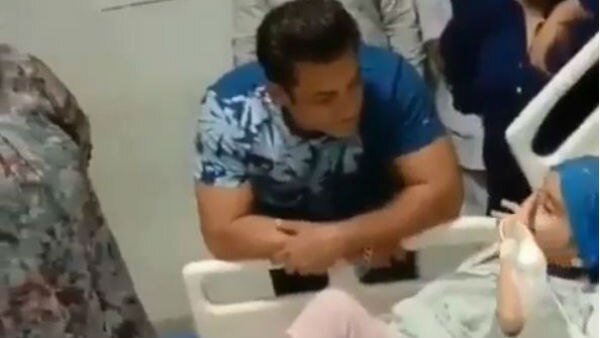 Salman Khan meets a little boy suffering from Cancer at the Hospital; Video goes VIRAL! WATCH HERE Salman Khan meets a little boy suffering from Cancer at the Hospital; Video goes VIRAL! WATCH HERE