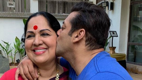 Salman Khan's pic of kissing Shilpa Shetty's mother Sunanda Shetty make fans go aww! Salman Khan's pic of kissing Shilpa Shetty's mother Sunanda Shetty make fans go aww!