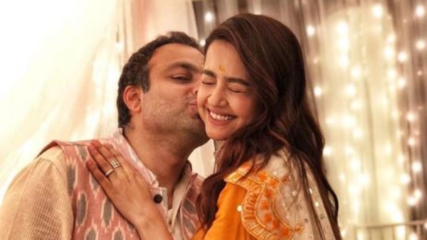 ‘Hate Story 2’ actress Surveen Chawla announces her pregnancy in the CUTEST way possible ‘Hate Story 2’ actress Surveen Chawla announces her pregnancy in the CUTEST way possible