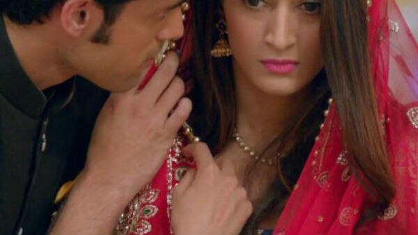 OMG! TV actress Erica Fernandes aka Prerna of Kasautii Zindagii Kay 2 FAINTS on set OMG! TV actress Erica Fernandes aka Prerna of Kasautii Zindagii Kay 2 FAINTS on set