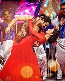 PHOTO GALLERY: Gold Awards 2016 Red Carpet- Divyanka, Hina Khan, Mouni Roy, Karishma Tanna & Other TV Stars Sizzle!