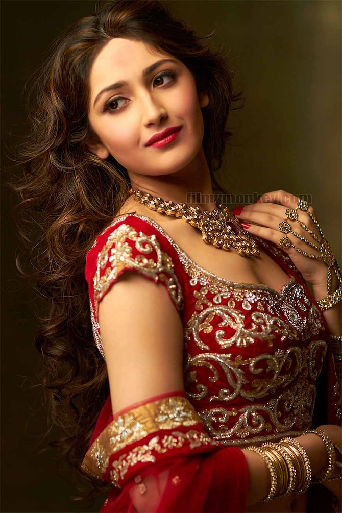 670px x 1005px - HOT & STUNNING PICS of Sayyeshaa Saigal, the lead actress of Ajay Devgn's  'Shivaay' & Saira Banu's grand niece