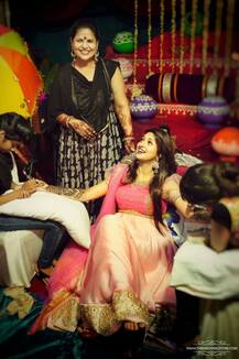 PHOTO GALLERY: DIVEK Wedding: Divyanka Tripathi gets Vivek Dahiya & her FACES printed on hands at her ‘Mehendi Ceremony’