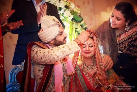 Divyanka Tripathi's Mehendi Is A Masterpiece And She Is Looking Gorgeous As  Ever!