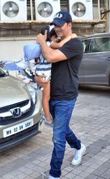 SEE PICS: Daddy Akshay Kumar & daughter Nitara avoids the paparazzi!