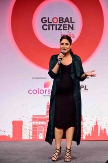 SEE PICS: Pregnant Kareena Kapoor flaunts BABY BUMP in a fitted BLACK dress & HIGH HEELS at the Global Citizen India event