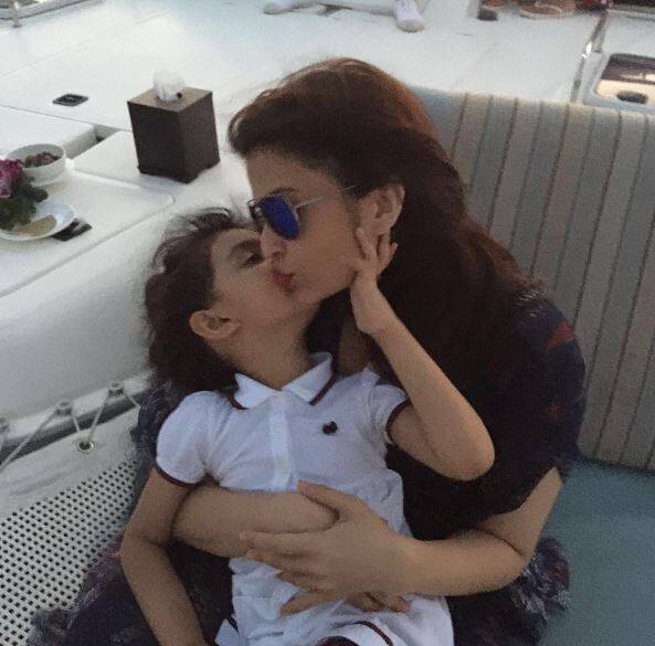 Aaradhya kissing Mom Aishwarya on a trip