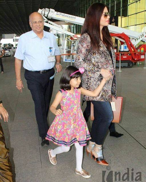 Aaradhya travelling with Mom