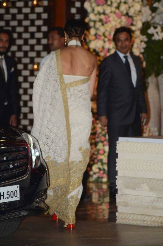 The leggy lass of Bollywood flaunted her sexy back as well