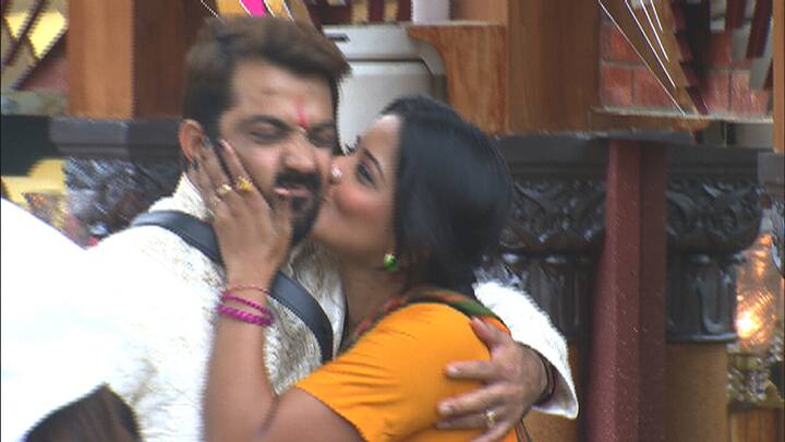 Mona and Manu's closeness became the talk of the town in the initial weeks of the show when she was spotted kissing him