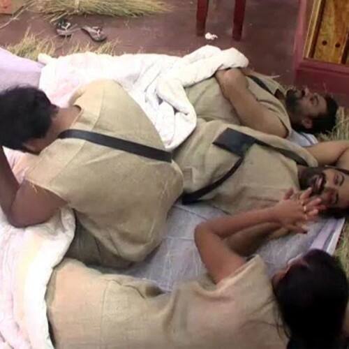 During the 'lock down' task also, Manveer got uncomfortable when Manu and Mona indulged in some romantic activity