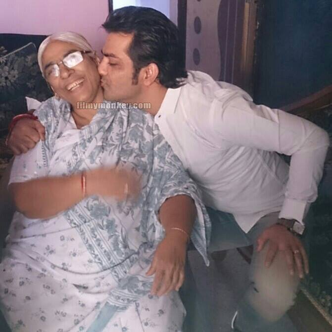 Manu was extremely close to his mother and FilmyMonkey had exclusively brought to you some of their adorable pictures and the doting son's messages with them for his mother in the last few years. [SEE MORE PICS HERE - https://goo.gl/G47Cba]