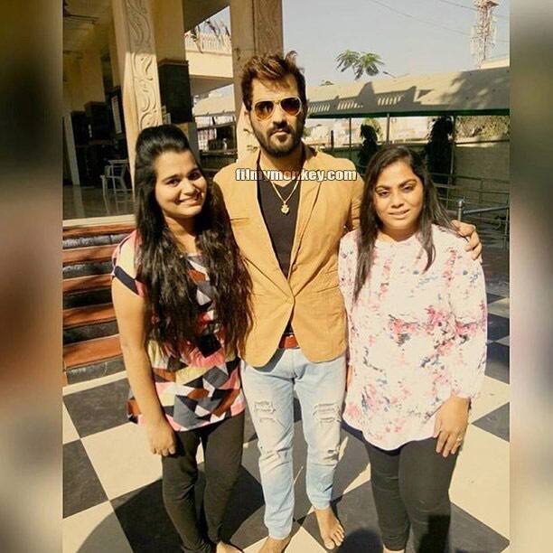 Manu was spotted in Jodhpur after his mother's funeral and he did not turn his fans away when they asked for autographs and pictures to click with him.