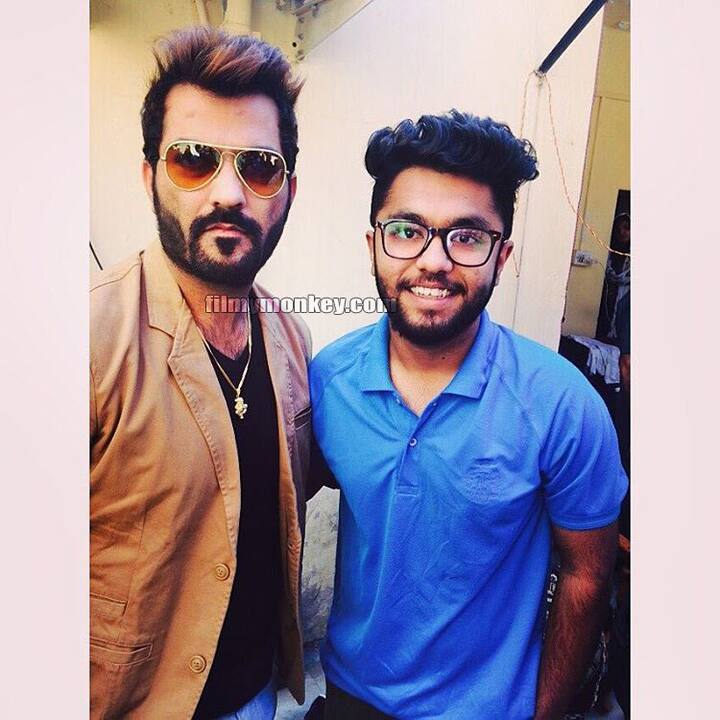Manu has rapidly gained fans with his Bigg Boss stint and it is proved by these pictures. Also, the spirit this man shows with his fans, who just lost his mother, is also praiseworthy.