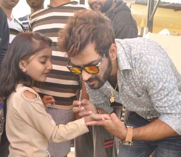 From little kids to young guys and girls, everyone was keen to get clicked with their favorite BB contestant and he did oblige them too. (Pic: Dainik Bhaskar)