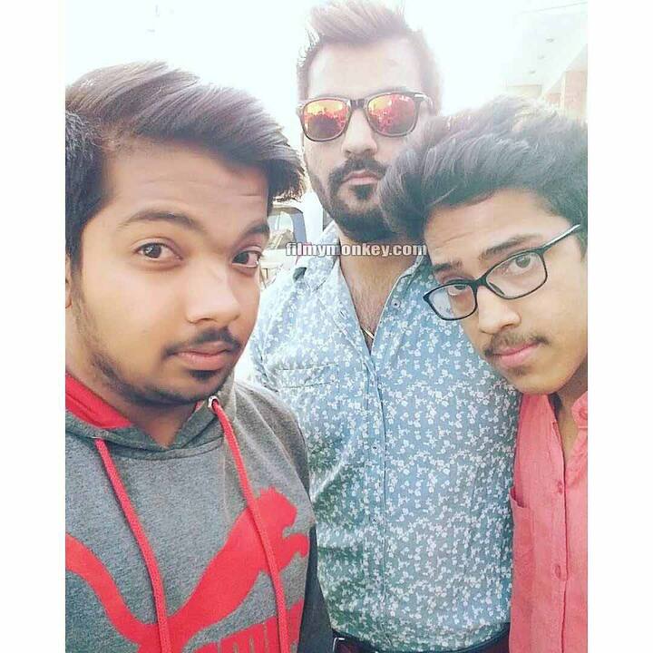 The fans looked too excited to see their TV star and probably unaware of the tragedy that had just occured in Manu's life but the BB 10 contestant did agree to click selfies with all of them