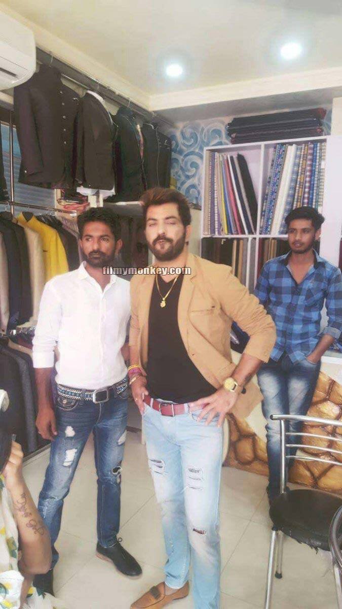 From his fans on the streets, to school children and even the shopkeepers.. Everyone clicked his picture and they are posting them on social media platform