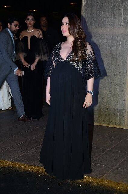 Kareena was wearing a black gown that featured lace bodice and plunging neckline. Matching black sandals, watch and side swept waves finished off her look! (Photo: Manav Manglani)