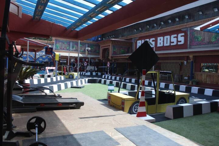So Bani and Manveer will drive everyone through the house and in exchange of this they have to charge a fare from the passengers. Priyanka plays the part of tough, strict traffic police and she fines everyone on not following the rules.