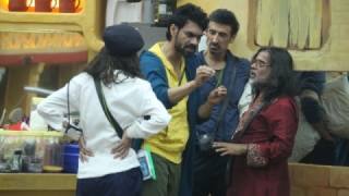 The entertainer of the house wanted to answer the nature's call. He seeks the taxi service to visit washroom for the same. Bani and Manveer tell him that the fare is 100 rupees, as fixed by the traffic police, Priyanka. Swami Om feels that it is an exorbitant amount and begins to bargain. The taxi drivers have to follow rules and hence they are not willing to bargain.