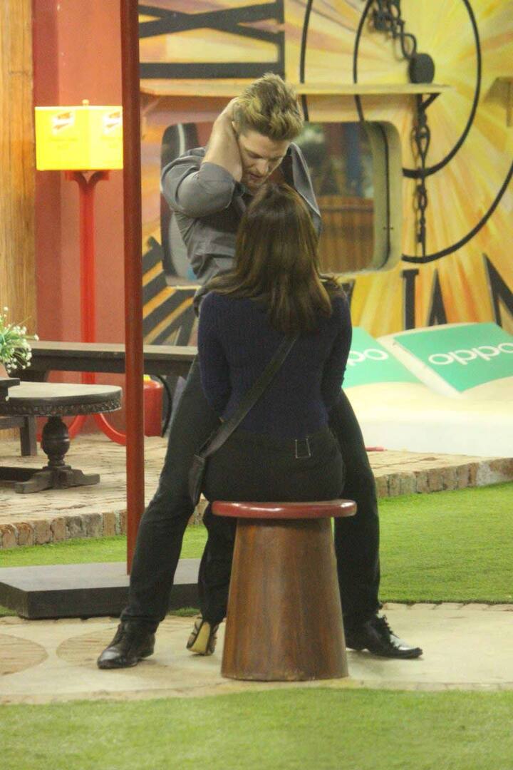 Jason did a seductive pole dance to impress Vaani Kapoor who was a guest with Ranveer Singh in the house last weekend, and he completely nailed it. The HOTTIE stripped and flaunted his chiseled body leaving the girls including Vaani gasping for breath