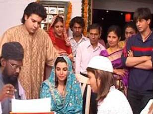 And here we see Farah's very good friend from the industry, Shah Rukh Khan present at their 'Nikaah'. Director Brother Sajid Khan seen standing too along with other family members (Pic Source: Internet)