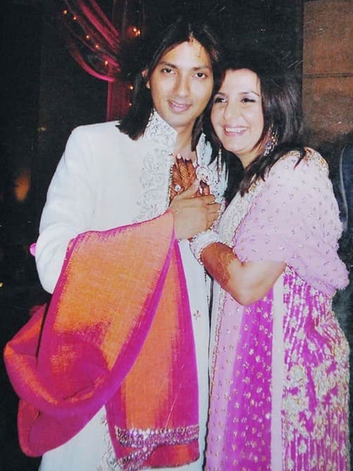 Check out some more rare pics of Farah and Shirish here..... 