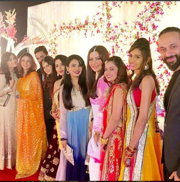 Nausheen Ali Sardar, Khyaati Keswani and Raymon Kakar were seen partying hard with the bride. 