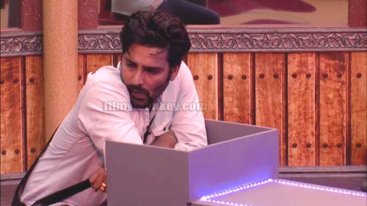 Manveer is seen standing here in deep thought at the set up of the ongoing 'Democracy Task' and Voila! He looks super cool!(Pic Credit: Twitter)