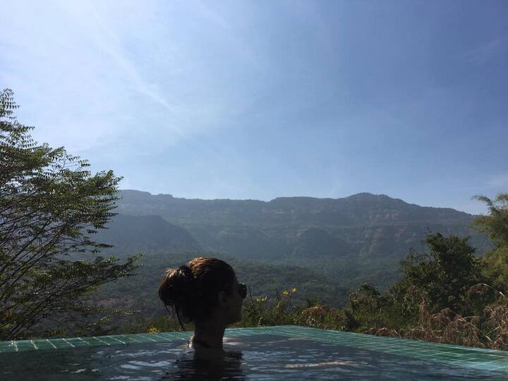 Hina Khan is having a great time in between the hills and is enjoying her break. (Photo: Facebook)