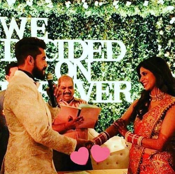 The gorgeous actress went for a traditional bridal look for exchanging garlands and then later changed into a light pink coloured beautiful lehenga for the reception.