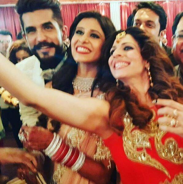 Tanaaz's selfie with bride and groom
