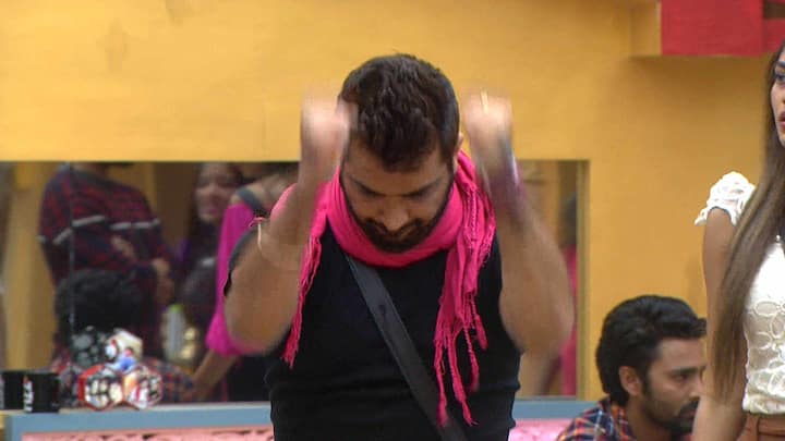 Manu started banging on the iron table when Swami irked him. Manu also tells everybody to stop Swami from blabbering or else he'll kick him out of the house. 