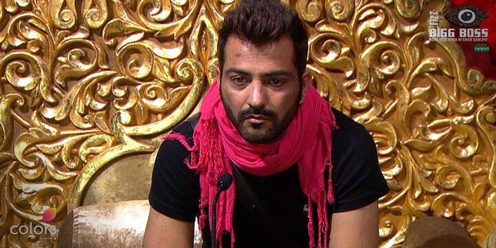 Unable to take Om Swami's behavior, Manu enters the confession room and breaks down into tears. 