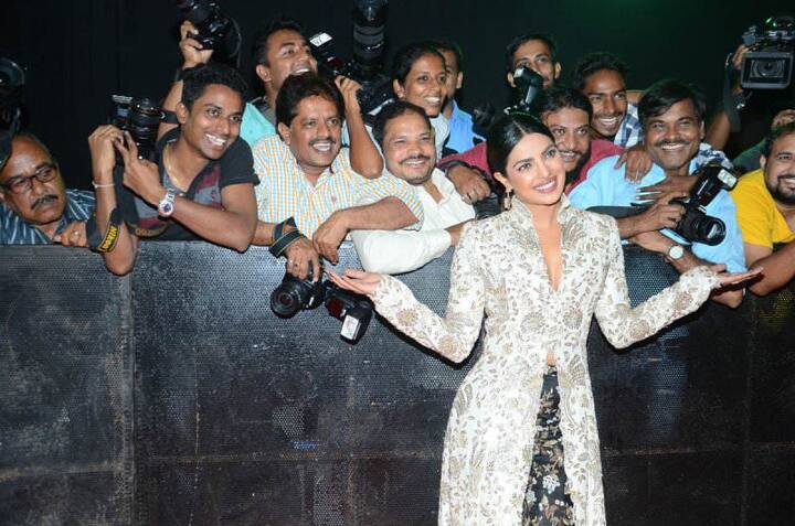 Paparazzi too went crazy on seeing Priyanka and the actress happily posed with them 