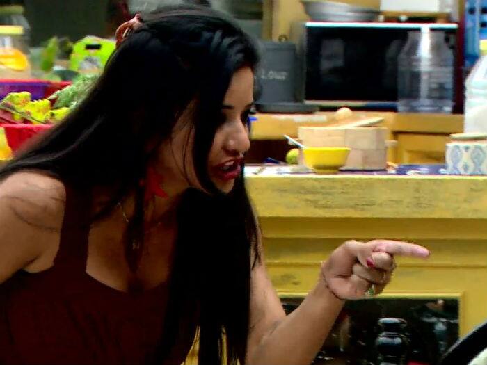 And get ready to witness a huge cat fight between Mona & the loud mouth of the show Priyanka Jagga in tonight's episode! 