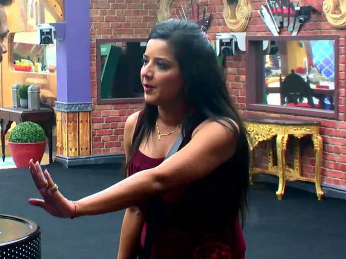 Mona who was listening to Priyanka saying bad things about her hit back at Priyanka saying that she has no right to badmouth about Mona and only her parents can speak like that