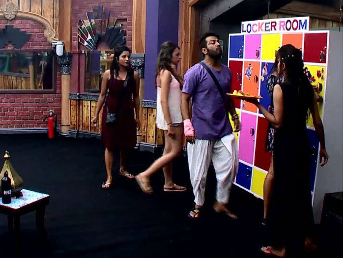 Soon Manu jumped into the catfight between the ladies and instigated Mona to say on camera that she is not interested in playing the game