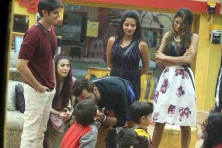 Everyone loved to see the innocent faces among them. Here we see Manu Punjabi kissing one of them(Photo: Colors)