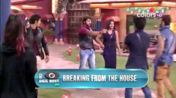 He continued to say that Manu has no right to judge someone like that. The matter reporetedly got sorted later too.(Photo: Colors)