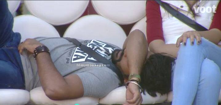Manveer and Nitibha were seen sitting and talking in the garden area 2 days ago when Nitibha noticed his tshirt or particularly the quote written on his tee.(Photo: Colors)